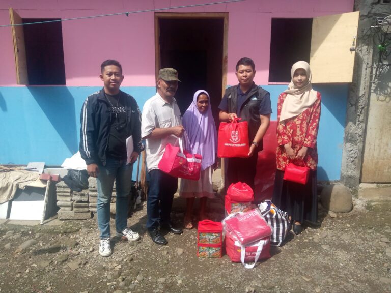 Perlindungan Jaminan Sosial atas Korban Bencana Alam/Sosial Kabupaten/Kota. Kegiatan Penyerahan bantuan Sosial di Desa Bukateja Kecamatan Bukateja Kabupaten Purbalingga