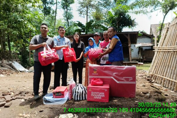 Perlindungan Jaminan Sosial atas Korban Bencana Alam/Sosial Kabupaten/Kota. Kegiatan Penyerahan bantuan Sosial di Desa Kemangkon Kecamatan Kemangkon Kabupaten Purbalingga