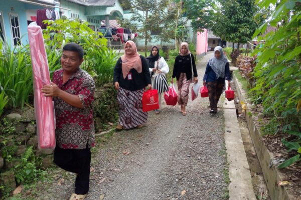 Perlindungan Jaminan Sosial atas Korban Bencana Alam/Sosial Kabupaten/Kota. Kegiatan Penyerahan bantuan Sosial di Desa Candiwulan dan Desa Karangreja Kecamatan Kutasari Kabupaten Purbalingga