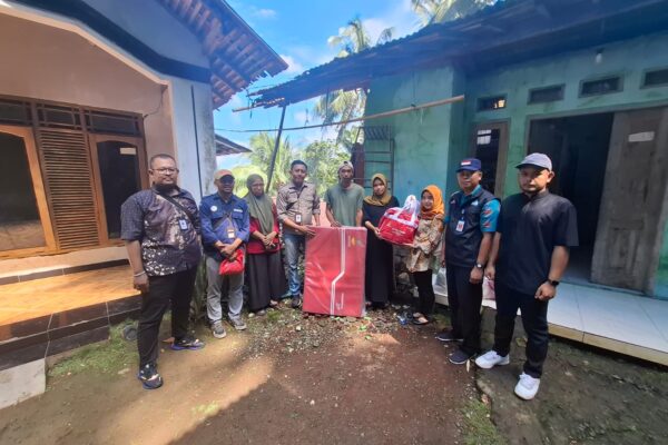 Perlindungan Jaminan Sosial atas Korban Bencana Alam/Sosial Kabupaten/Kota. Kegiatan Penyerahan Bantuan Sosial Korban Bencana Angin Kencang dan Tanah Bergerak Desa Ponjen dan Desa Maribaya Kecamatan Karanganyar